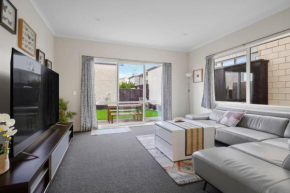 Lux Modern 3BR Family House -Fenced Yard - Big TV, Auckland
